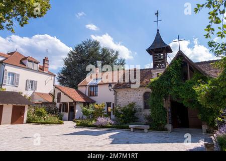 Barbizon (région de Paris) : ÒGrande RueÓ, rue principale du village où vivaient de nombreux peintres post-impressionnistes, la Chapelle et le Théodore R. Banque D'Images