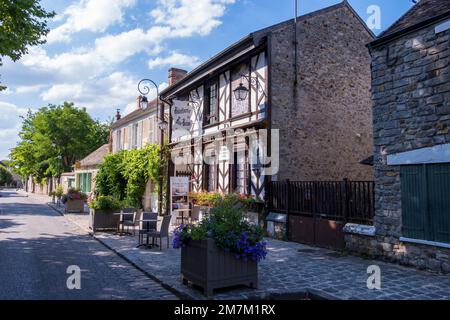 Barbizon (Paris): ÒGrande RueÓ, rue principale du village où vivaient de nombreux peintres post-impressionnistes, avec le restaurant et l'hôtel Banque D'Images