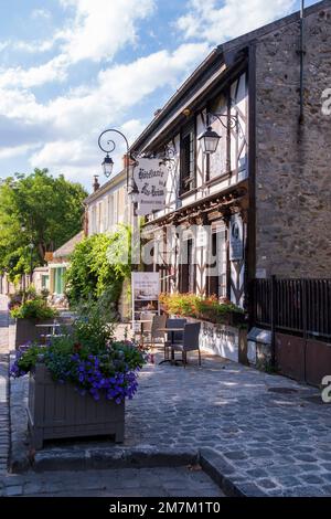 Barbizon (Paris): ÒGrande RueÓ, rue principale du village où vivaient de nombreux peintres post-impressionnistes, avec le restaurant et l'hôtel Banque D'Images