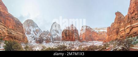 Panoramaaufnahme aus dem Zion Nationalpark im Winter mit Schnee fotografiert auf dem Zion Canyon Scenic Drive tagsüber im Januar 2013 Banque D'Images