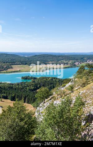 La Chaux-du-Dombief (centre-est de la France) : Lac Ilay vu du Belvédère des quatre lacs (Belvédère des quatre lacs) sur le protocole d'entente "pic de l'Aigle" Banque D'Images