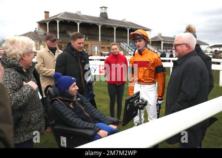 Jockey Jack Garritty (deuxième à droite) parle avec l'ancien joueur de rugby Rob Burrow avant le début de la bonne chance « Beep Burrow » Open Maiden National Hunt Flat pendant les courses de l'après-midi de Sky Bet à l'hippodrome de Doncaster. Date de la photo: Mardi 10 janvier 2023. Banque D'Images