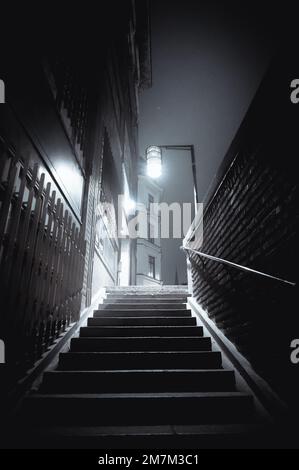 Un escalier vertical noir et blanc menant à la rue la nuit à Stockholm Banque D'Images