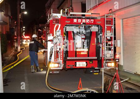 Tokyo, Japon. 9th janvier 2023. Les pompiers de la police métropolitaine de Tokyo réagissent à un incendie de construction de bâtiments en bois dans le quartier Megurohoncho/Haramachi de Meguro. Des pompiers et des pompiers volontaires de Tokyo du quartier des pompiers de Meguro ont éteint l'incendie tard dans la nuit, mettant en service plusieurs moteurs d'incendie pour pomper l'eau sur l'incendie.préparation aux catastrophes, services d'urgence, sécurité publique au Japon, tremblement de terre au Japon, intervention en cas de catastrophe, lutte contre les incendies. (Credit image: © Taidgh Barron/ZUMA Press Wire) USAGE ÉDITORIAL SEULEMENT! Non destiné À un usage commercial ! Banque D'Images