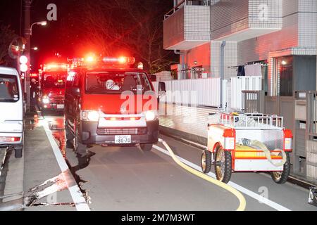 Tokyo, Japon. 9th janvier 2023. Les pompiers de la police métropolitaine de Tokyo réagissent à un incendie de construction de bâtiments en bois dans le quartier Megurohoncho/Haramachi de Meguro. Des pompiers et des pompiers volontaires de Tokyo du quartier des pompiers de Meguro ont éteint l'incendie tard dans la nuit, mettant en service plusieurs moteurs d'incendie pour pomper l'eau sur l'incendie.préparation aux catastrophes, services d'urgence, sécurité publique au Japon, tremblement de terre au Japon, intervention en cas de catastrophe, lutte contre les incendies. (Credit image: © Taidgh Barron/ZUMA Press Wire) USAGE ÉDITORIAL SEULEMENT! Non destiné À un usage commercial ! Banque D'Images