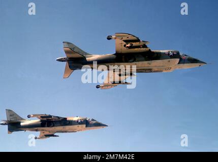 Vue aérienne du côté droit de deux avions d'attaque de chasseurs maritimes 513 (VMFA-513) AV-8A Harrier. Pays : inconnu Banque D'Images