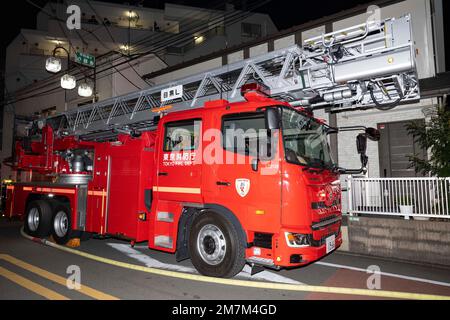 Tokyo, Japon. 9th janvier 2023. Les pompiers de la police métropolitaine de Tokyo réagissent à un incendie de construction de bâtiments en bois dans le quartier Megurohoncho/Haramachi de Meguro. Des pompiers et des pompiers volontaires de Tokyo du quartier des pompiers de Meguro ont éteint l'incendie tard dans la nuit, mettant en service plusieurs moteurs d'incendie pour pomper l'eau sur l'incendie.préparation aux catastrophes, services d'urgence, sécurité publique au Japon, tremblement de terre au Japon, intervention en cas de catastrophe, lutte contre les incendies. (Credit image: © Taidgh Barron/ZUMA Press Wire) USAGE ÉDITORIAL SEULEMENT! Non destiné À un usage commercial ! Banque D'Images