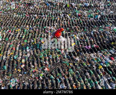 Khulna, Khulna, Bangladesh. 10th janvier 2023. La pollution de l'environnement est l'une des menaces majeures et graves de nos jours. Il dégrade à chaque fois l'environnement de la Terre. Le mode de vie d'un individu est l'une des raisons de la pollution. Les polluants nocifs se mélangent avec notre environnement et dégradent la qualité.toutes cette photo prise d'un déchet situé dans Khulna nom Koye barazar. Tous les déchets de la ville ont jeté cet endroit. Mais la vie continue.Un groupe de personnes dans cette région vivent dans le sale non hygiénique dans cette station de déchets. Les sont millepertuis dans cette poubelle (crédit Imag Banque D'Images