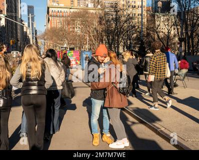 Un couple se lisse à Flatiron Plaza à New York le jour de l'an, dimanche, 1 janvier 2023. (© Richard B. Levine) Banque D'Images