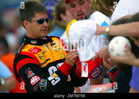 Brooklyn, Michigan, États-Unis. 14th juin 2003. Ward Burton prend un moment pour signer des autographes pour ses fans lors d'une séance d'entraînement pour la course de la coupe Winston NASCAR Sirius 400 au circuit international du Michigan à Brooklyn, MI. (Credit image: © Walter G. Arce Sr./ZUMA Press Wire) USAGE ÉDITORIAL SEULEMENT! Non destiné À un usage commercial ! Banque D'Images