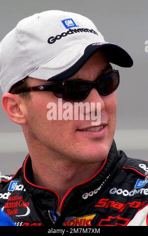 Brooklyn, Michigan, États-Unis. 14th juin 2003. Kevin Harvick sourit tout en parlant à son équipage lors d'une séance d'entraînement pour la course de la coupe Winston NASCAR Sirius 400 au circuit international du Michigan à Brooklyn, MI. (Credit image: © Walter G. Arce Sr./ZUMA Press Wire) USAGE ÉDITORIAL SEULEMENT! Non destiné À un usage commercial ! Banque D'Images