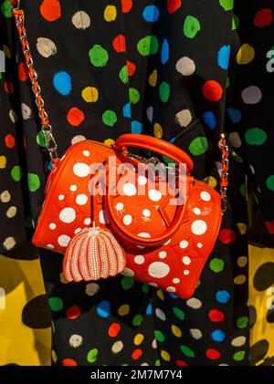 Les foules affluent vers le magasin Louis Vuitton dans le quartier de Meatpacking à New York samedi, 7 janvier 2023 pour parcourir et acheter des vêtements et des accessoires de la collaboration de Yayoi Kusama avec la marque. (© Richard B. Levine) Banque D'Images