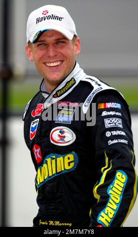 Brooklyn, Michigan, États-Unis. 14th juin 2003. Jamie McMurray prend un moment de rire avec son équipage lors d'une séance d'entraînement pour la course de la coupe Winston NASCAR Sirius 400 au circuit international du Michigan à Brooklyn, MI. (Credit image: © Walter G. Arce Sr./ZUMA Press Wire) USAGE ÉDITORIAL SEULEMENT! Non destiné À un usage commercial ! Banque D'Images