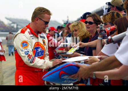 Brooklyn, Michigan, États-Unis. 14th juin 2003. Ricky Craven prend le temps de signer des autographes pour ses fans lors d'une séance d'entraînement pour la course de la coupe Winston NASCAR Sirius 400 au circuit international du Michigan à Brooklyn, MI. (Credit image: © Walter G. Arce Sr./ZUMA Press Wire) USAGE ÉDITORIAL SEULEMENT! Non destiné À un usage commercial ! Banque D'Images