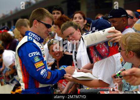 Brooklyn, Michigan, États-Unis. 14th juin 2003. Jeff Burton prend un moment pour signer des autographes pour ses fans lors d'une séance d'entraînement pour la course de la coupe Winston NASCAR Sirius 400 au circuit international du Michigan à Brooklyn, MI. (Credit image: © Walter G. Arce Sr./ZUMA Press Wire) USAGE ÉDITORIAL SEULEMENT! Non destiné À un usage commercial ! Banque D'Images