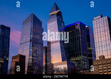 Coucher de soleil sur le développement des chantiers d'Hudson à New York mercredi, 28 décembre 2022. (© Richard B. Levine) Banque D'Images