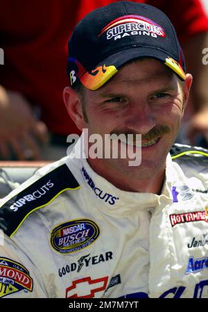 West Allis, Wisconsin, États-Unis. 30th juin 2003. Kerry Earnhardt apprécie quelques rires avec ses concurrents avant le début de la GNC Live Well 250 NASCAR Busch Grand National course au Milwaukee Mile à West Allis, Wisconsin. (Credit image: © Walter G. Arce Sr./ZUMA Press Wire) USAGE ÉDITORIAL SEULEMENT! Non destiné À un usage commercial ! Banque D'Images