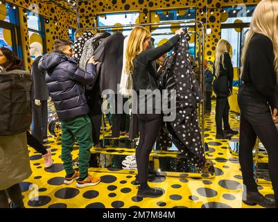 Les foules affluent vers le magasin Louis Vuitton dans le quartier de Meatpacking à New York samedi, 7 janvier 2023 pour parcourir et acheter des vêtements et des accessoires de la collaboration de Yayoi Kusama avec la marque. (© Richard B. Levine) Banque D'Images