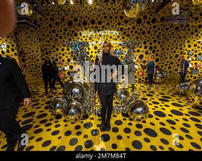 Les foules affluent vers le magasin Louis Vuitton dans le quartier de Meatpacking à New York samedi, 7 janvier 2023 pour parcourir et acheter des vêtements et des accessoires de la collaboration de Yayoi Kusama avec la marque. (© Richard B. Levine) Banque D'Images