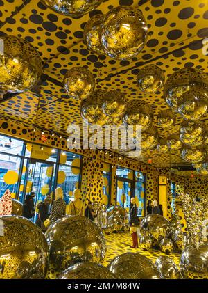 Les foules affluent vers le magasin Louis Vuitton dans le quartier de Meatpacking à New York samedi, 7 janvier 2023 pour parcourir et acheter des vêtements et des accessoires de la collaboration de Yayoi Kusama avec la marque. (© Richard B. Levine) Banque D'Images