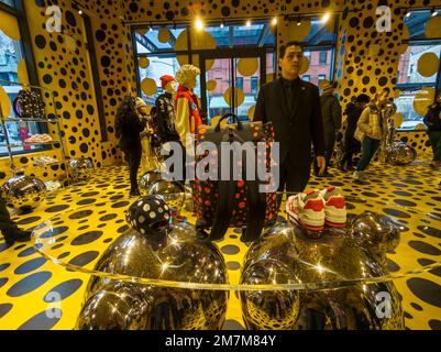 Les foules affluent vers le magasin Louis Vuitton dans le quartier de Meatpacking à New York samedi, 7 janvier 2023 pour parcourir et acheter des vêtements et des accessoires de la collaboration de Yayoi Kusama avec la marque. (© Richard B. Levine) Banque D'Images