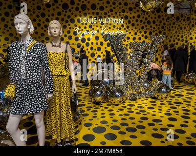 Les foules affluent vers le magasin Louis Vuitton dans le quartier de Meatpacking à New York samedi, 7 janvier 2023 pour parcourir et acheter des vêtements et des accessoires de la collaboration de Yayoi Kusama avec la marque. (© Richard B. Levine) Banque D'Images