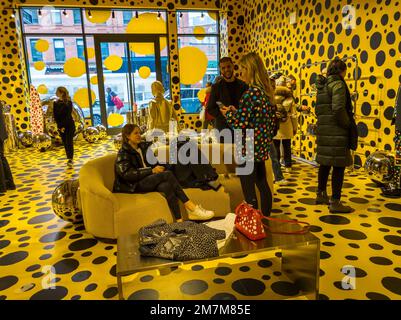 Les foules affluent vers le magasin Louis Vuitton dans le quartier de Meatpacking à New York samedi, 7 janvier 2023 pour parcourir et acheter des vêtements et des accessoires de la collaboration de Yayoi Kusama avec la marque. (© Richard B. Levine) Banque D'Images