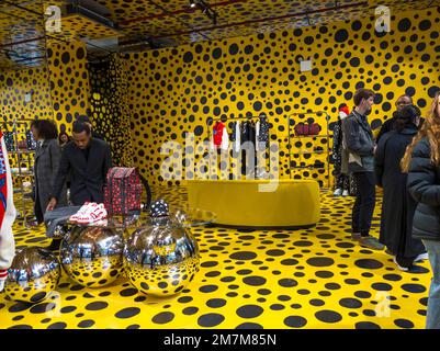 Les foules affluent vers le magasin Louis Vuitton dans le quartier de Meatpacking à New York samedi, 7 janvier 2023 pour parcourir et acheter des vêtements et des accessoires de la collaboration de Yayoi Kusama avec la marque. (© Richard B. Levine) Banque D'Images