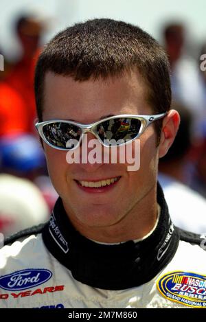 West Allis, Wisconsin, États-Unis. 30th juin 2003. Kasey Kahne aime quelques rires avec ses concurrents avant le début de la GNC Live Well 250 NASCAR Busch Grand National course au Milwaukee Mile à West Allis, Wisconsin. (Credit image: © Walter G. Arce Sr./ZUMA Press Wire) USAGE ÉDITORIAL SEULEMENT! Non destiné À un usage commercial ! Banque D'Images