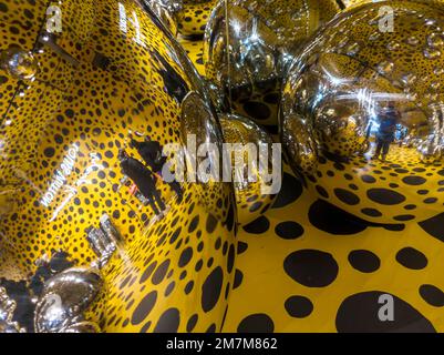 Les foules affluent vers le magasin Louis Vuitton dans le quartier de Meatpacking à New York samedi, 7 janvier 2023 pour parcourir et acheter des vêtements et des accessoires de la collaboration de Yayoi Kusama avec la marque. (© Richard B. Levine) Banque D'Images