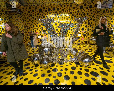 Les foules affluent vers le magasin Louis Vuitton dans le quartier de Meatpacking à New York samedi, 7 janvier 2023 pour parcourir et acheter des vêtements et des accessoires de la collaboration de Yayoi Kusama avec la marque. (© Richard B. Levine) Banque D'Images