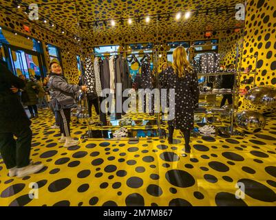 Les foules affluent vers le magasin Louis Vuitton dans le quartier de Meatpacking à New York samedi, 7 janvier 2023 pour parcourir et acheter des vêtements et des accessoires de la collaboration de Yayoi Kusama avec la marque. (© Richard B. Levine) Banque D'Images