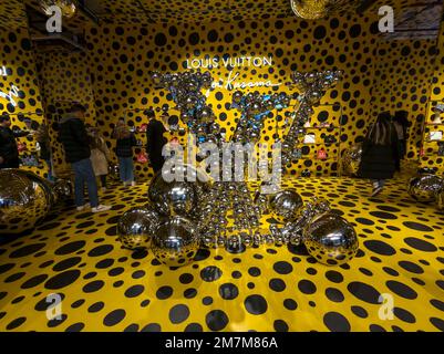 Les foules affluent vers le magasin Louis Vuitton dans le quartier de Meatpacking à New York samedi, 7 janvier 2023 pour parcourir et acheter des vêtements et des accessoires de la collaboration de Yayoi Kusama avec la marque. (© Richard B. Levine) Banque D'Images