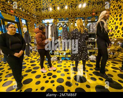 Les foules affluent vers le magasin Louis Vuitton dans le quartier de Meatpacking à New York samedi, 7 janvier 2023 pour parcourir et acheter des vêtements et des accessoires de la collaboration de Yayoi Kusama avec la marque. (© Richard B. Levine) Banque D'Images