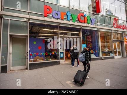 Un magasin Party City à Herald Square à New York le dimanche, 8 janvier 2023. Party City a annoncé qu'elle se préparait à déposer sa faillite dans quelques semaines. (© Richard B. Levine) Banque D'Images