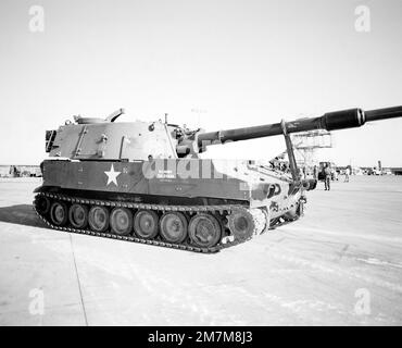 Un obusier automoteur M-109A1 155mm est stationné sur la ligne de vol avant d'être chargé à bord d'un avion YC-15 lors d'un essai de chargement lourd. Base: Yuma État: Arizona (AZ) pays: Etats-Unis d'Amérique (USA) Banque D'Images