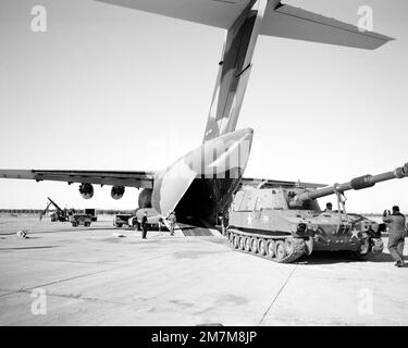 Un obusier automoteur M-109A1 155mm est déchargé d'un avion YC-15 lors d'un essai de chargement lourd. Base: Yuma État: Arizona (AZ) pays: Etats-Unis d'Amérique (USA) Banque D'Images