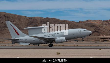 Un Wedgetail de la Royal Australian Air Force E-7A prend son envol pendant le Black Flag 22-1 à la base aérienne de Nellis, Nevada, 10 mai 2022. L'E-7A Wedgetail combine un radar de surveillance à longue portée, un radar secondaire et des systèmes de communication vocale et de données tactiques/stratégiques. Banque D'Images