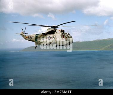 Vue avant droite d'un hélicoptère Sea King SH-3A de l'escadron composite 1 (VC-1) en vol juste au-dessus de l'eau au large de la côte de l'île. Base: Oahu État: Hawaï (HI) pays: Etats-Unis d'Amérique (USA) Banque D'Images