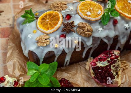 Pollen de Noël avec fruits confits et fruits secs sur parchemin. Stollen - pain allemand traditionnel mangé pendant la saison de Noël. Stollen on W Banque D'Images