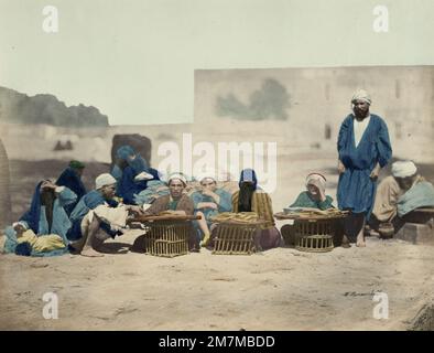 Wilhelm Hammerschmidt studio: Vintage 19th c. photo - vente de nourriture, en dehors de la ville, le Caire, Egypte Banque D'Images