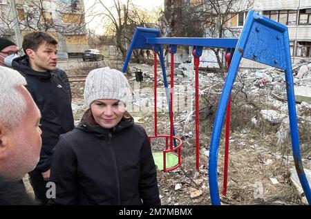 10 janvier 2023, Ukraine, Charkiw: La ministre des Affaires étrangères Annalena Baerbock (Bündnis 90/Die Grünen, r) se tient à côté du maire de Kharkiv, Ihor Terekhov (l), dans le district fortement endommagé de Saltivka à Kharkiv, à côté d'une balançoire pour enfants tordue, au milieu des décombres, lors de son voyage en Ukraine orientale. Baerbock s'est rendu dans la région de Kharkiv, libérée de l'occupation russe en septembre 2022, dans un mouvement qui a été initialement gardé secret. Elle a assuré l'Ukraine d'une assistance continue contre la guerre d'agression de la Russie et sur son chemin vers l'Union européenne (UE). (Meilleure qualité disponible) photo: Jö Banque D'Images