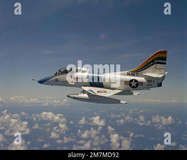 Vue aérienne à gauche d'un aéronef Skyhawk TA-4J de l'escadron composite 1 (VC-1) de la flotte, qui est piloté par le CDR Davis, l'officier supérieur de l'escadron. Base: Oahu État: Hawaï (HI) pays: Etats-Unis d'Amérique (USA) Banque D'Images