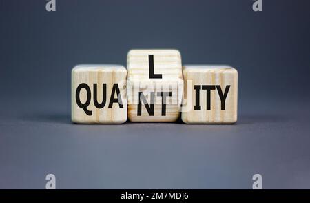 Symbole de qualité et de quantité. Concept Word qualité quantité sur cubes en bois. Magnifique fond gris de table. Entreprise et qualité et quantité co Banque D'Images