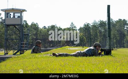 ÉTATS-UNIS Keenan Baxter, représentant la Garde nationale de l'armée de Géorgie, lance une ronde pendant la partie de remise à zéro des armes de la compétition du meilleur guerrier sur le camp de débarquement, Floride, 11 mai 2022. La compétition régionale des meilleurs guerriers souligne la létalité, la préparation et les capacités des gardes nationaux de l'Armée de terre dans toute la région du Sud-est. Banque D'Images