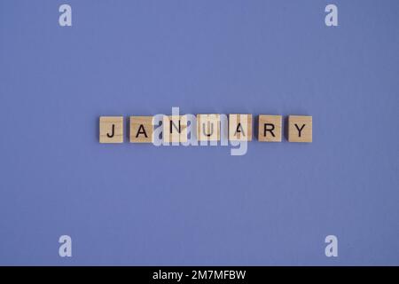 Le nom du mois de janvier est écrit sur des cubes en bois isolés. Très Peri arrière-plan couleur, espace de copie Banque D'Images