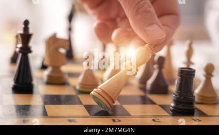 abandonnez la main du concept d'échecs tenant le roi Banque D'Images