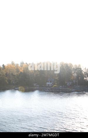 Île ensoleillée en Finlande, maisons sur la rive Banque D'Images