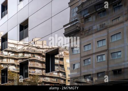 immeubles d'appartements reflétés dans un bâtiment avec une façade en miroir Banque D'Images