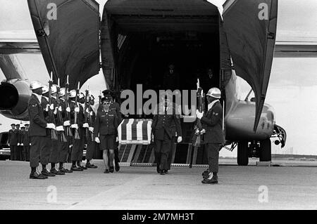 Un garde d'honneur de la Force aérienne est à l'attention tandis que le cercueil d'un MIA du nord du Vietnam est retiré d'un avion C-141 Starlifter. Base : Travis Air Force base État : Californie (CA) pays : États-Unis d'Amérique (USA) Banque D'Images